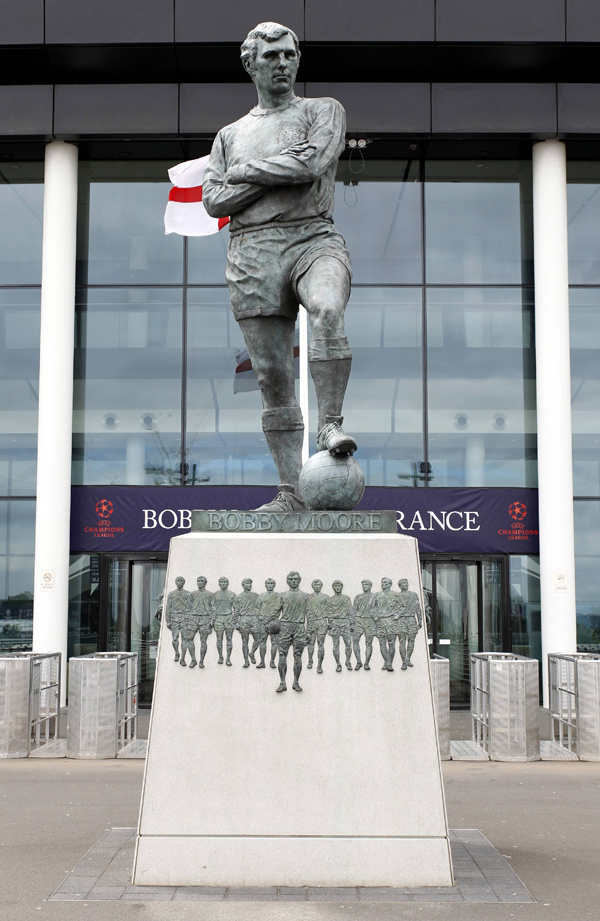 Каким футболистам в англии воздвигнут памятник