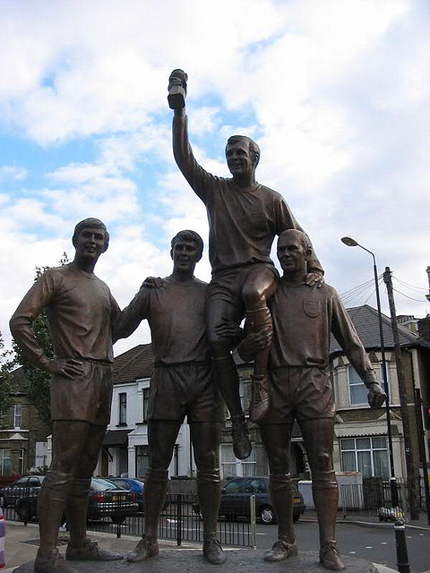 Каким футболистам в англии установлен памятник