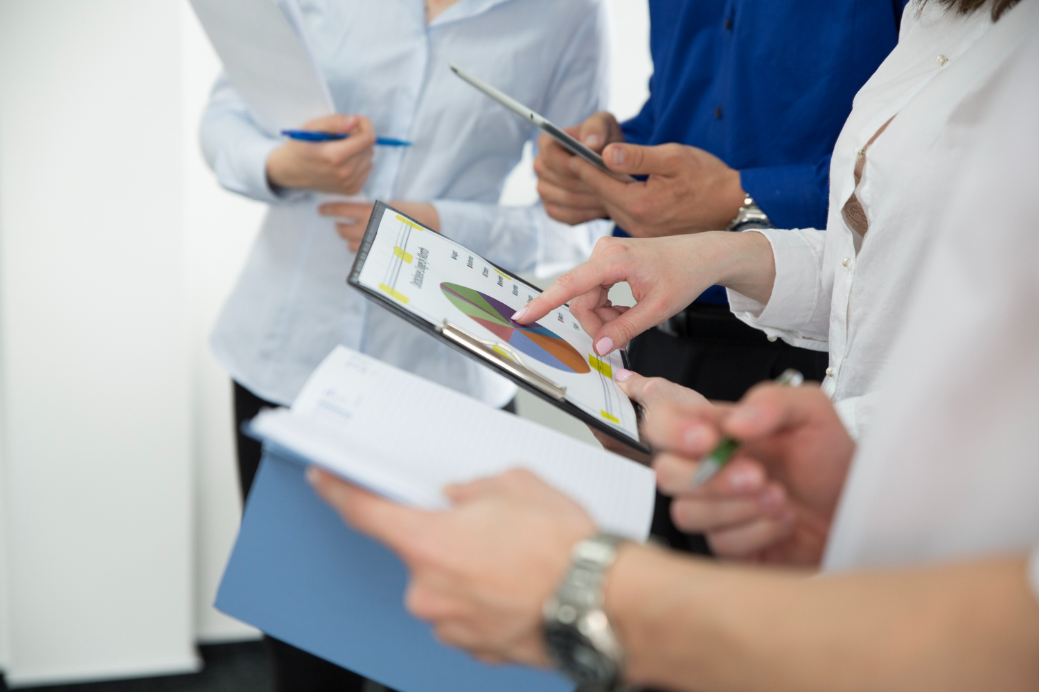 Команда оценивает результаты аналитики компании