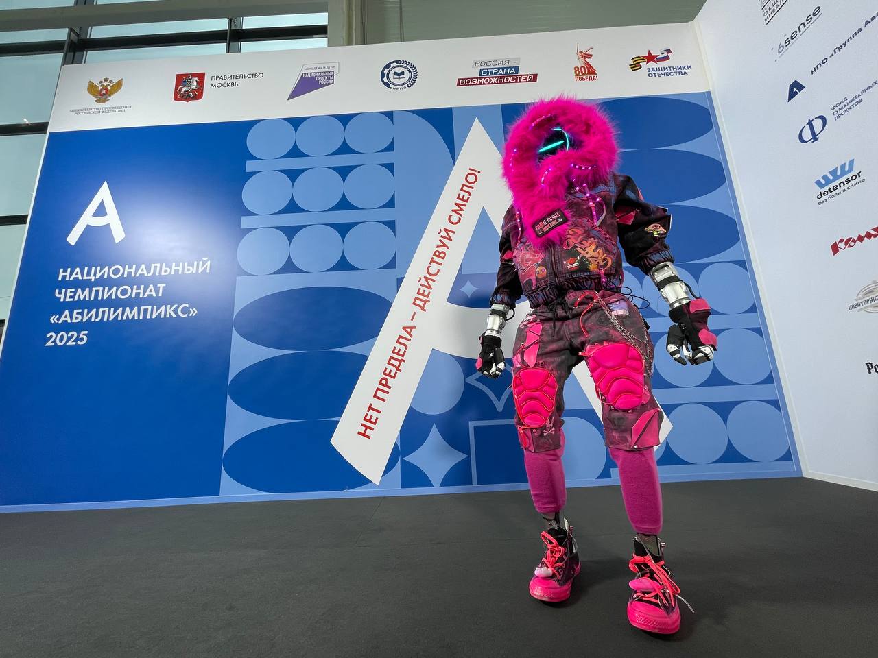 Российская платформа управления роботами-гуманоидами на GITEX Global-2025