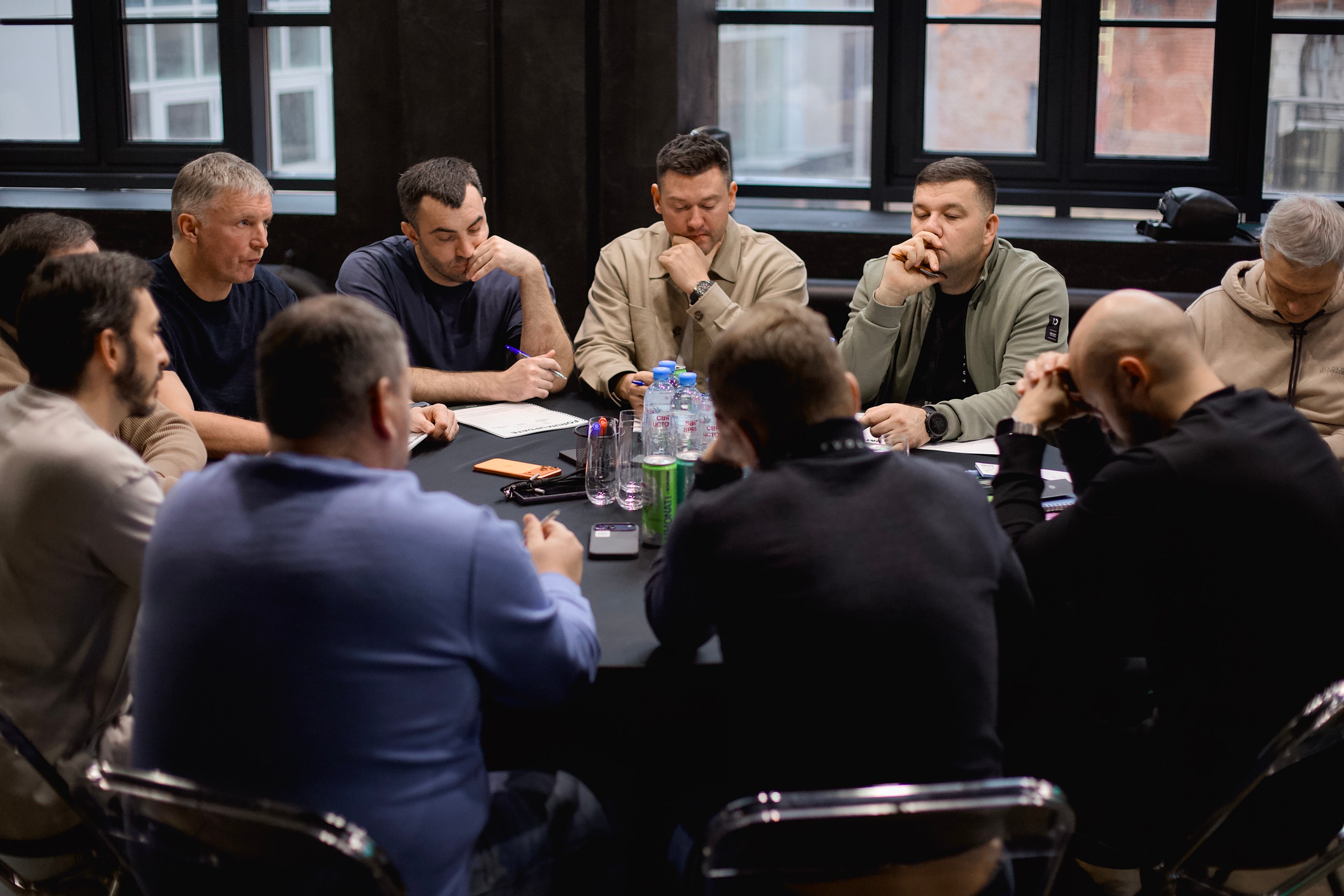 Предприниматели ставят письменные цели на встрече ЭВОЛЮТ