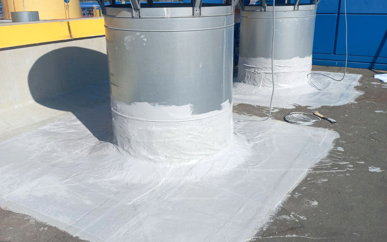 Гидроизоляция коммуникаций на рулонной кровле мастикой Elastomeric-110