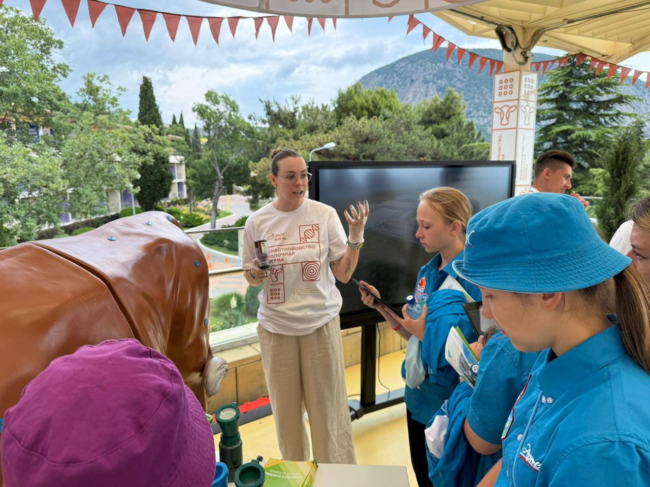 ГК ВИК познакомил тысячи детей с ветеринарией на 100-летии «Артека»