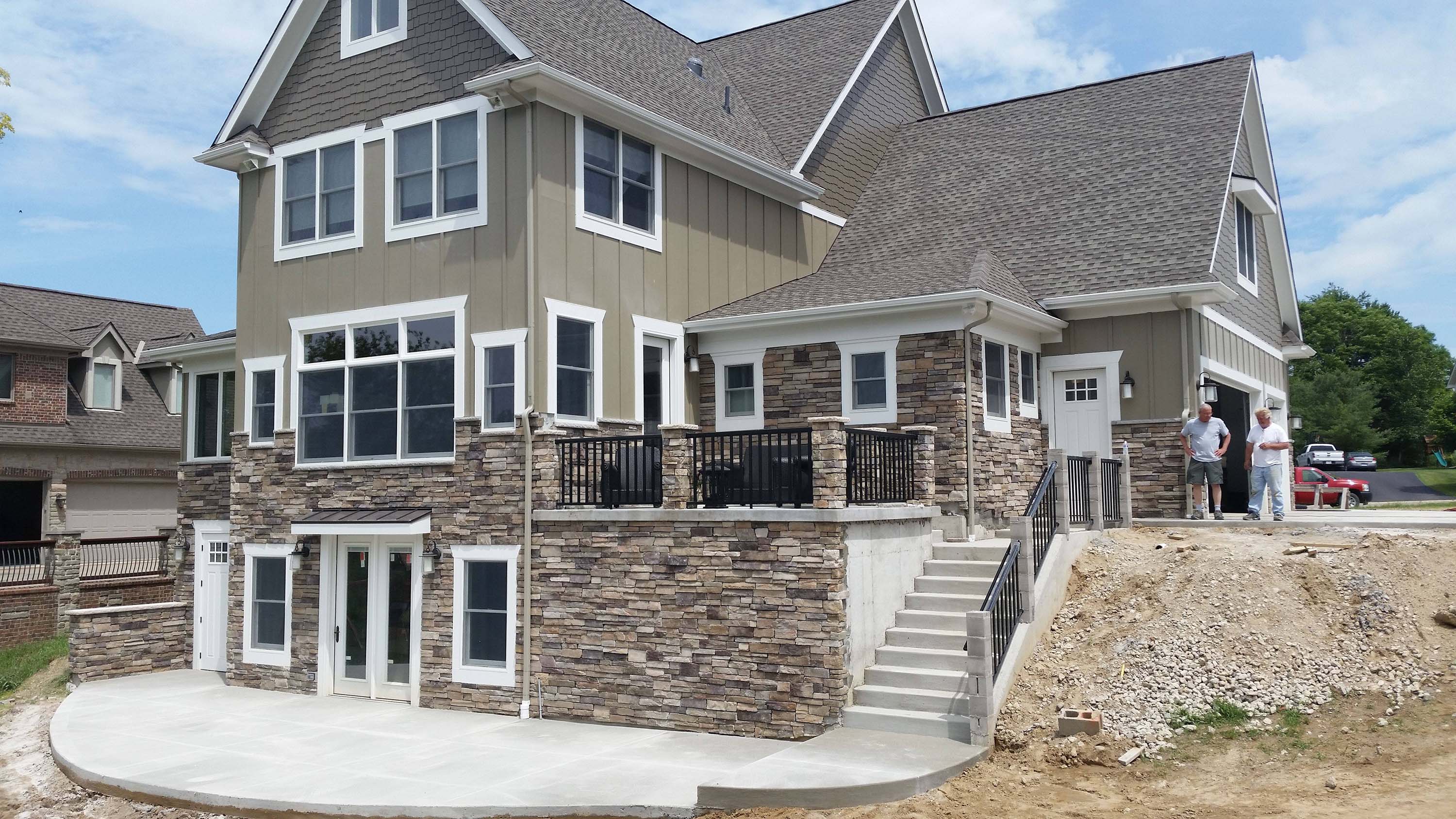 Отделка фасада коттеджа искусственным диким камнем