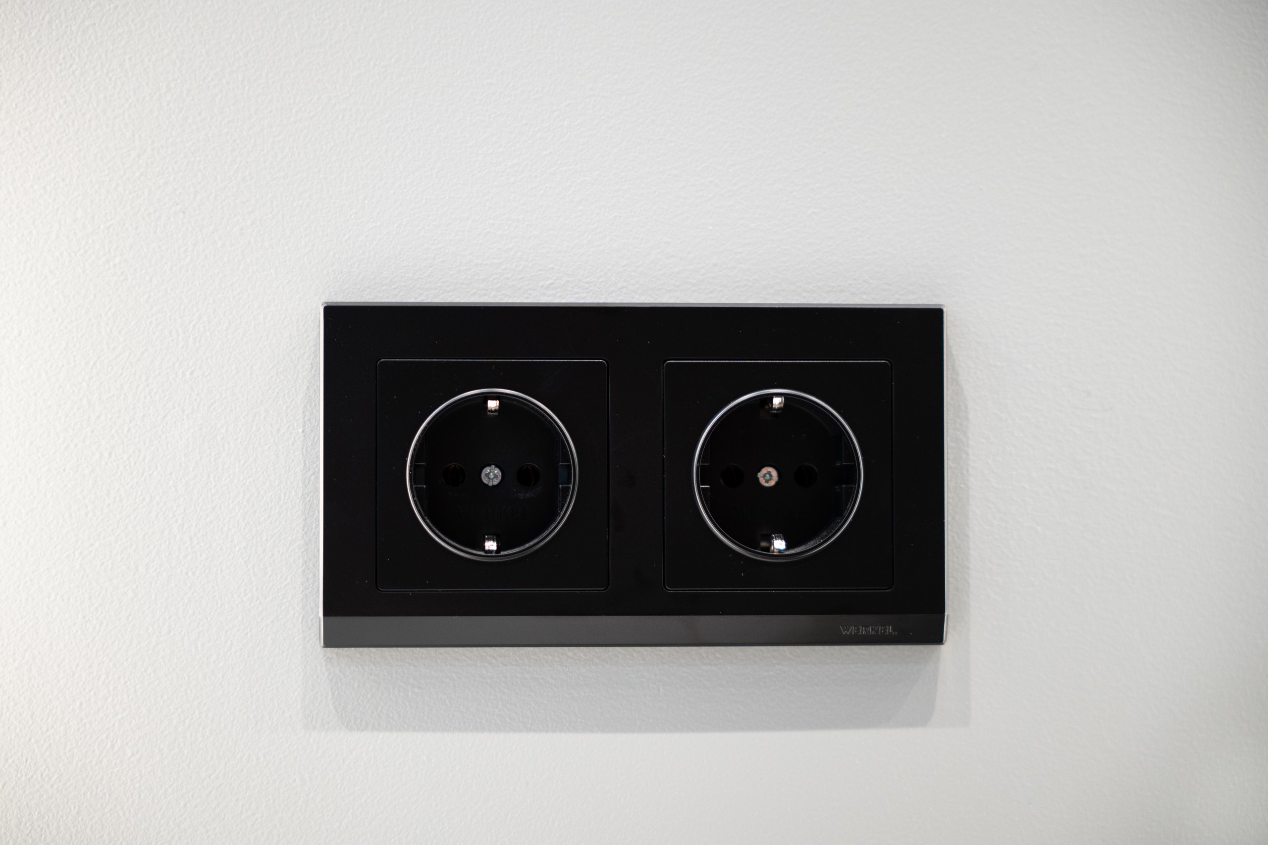 Фото смонтированной Domeo электрической розетки