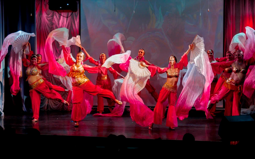 Клиенты сети семейных бассейнов и фитнес-клубов "Атлантика" на танцевальном мероприятии.