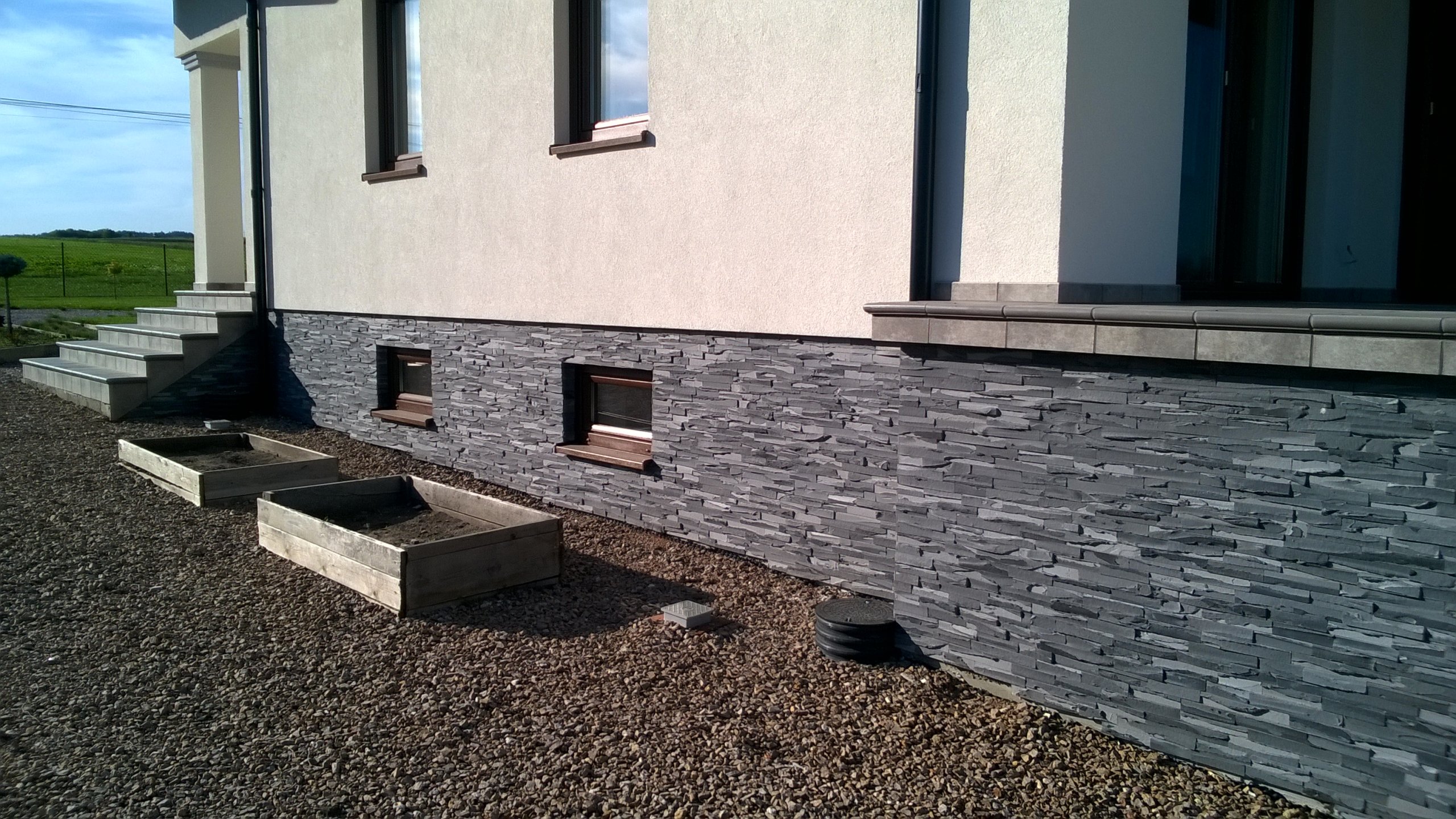 Рваный камень для цоколя