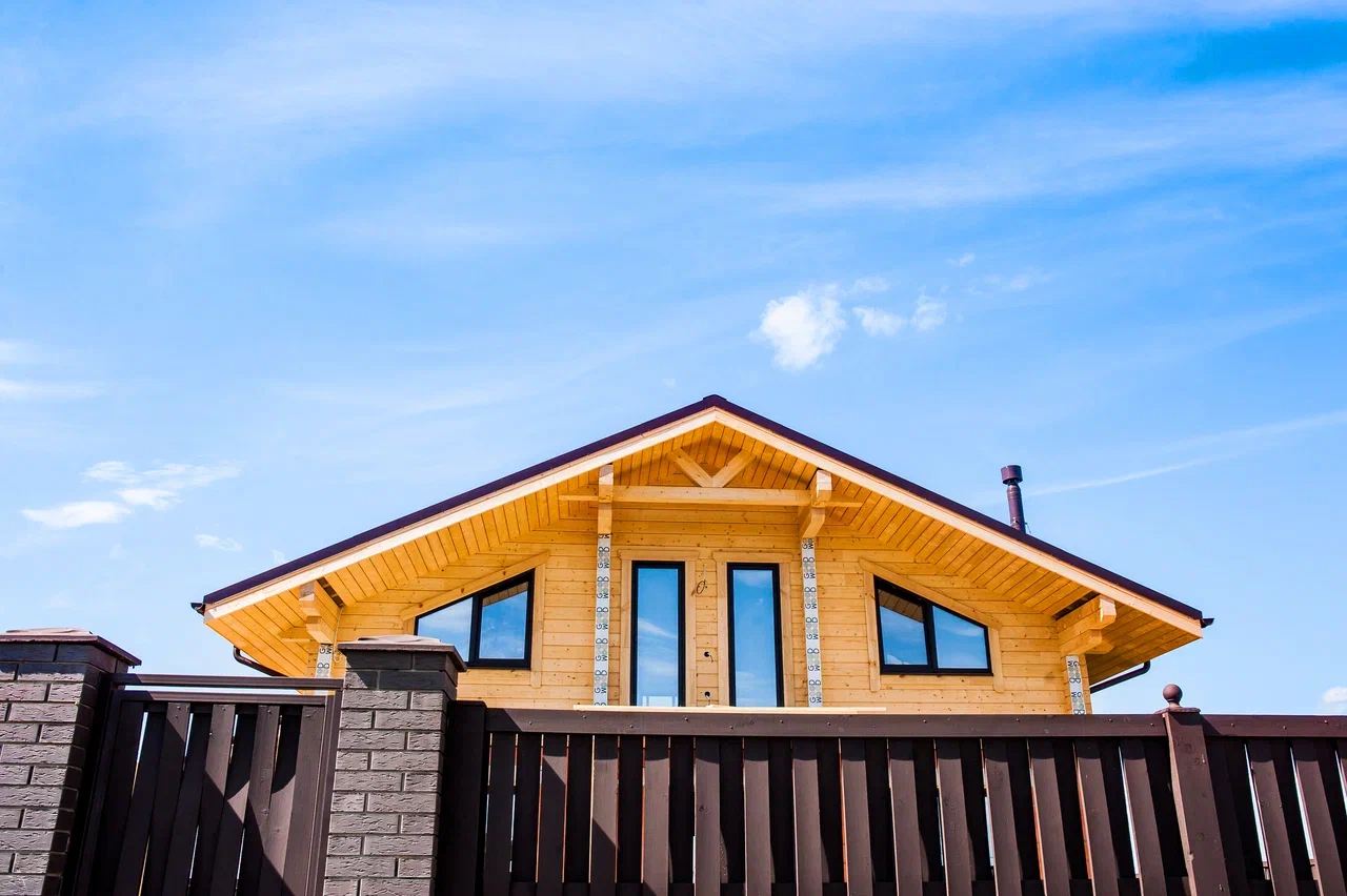 Преимущества и недостатки домов с мансардой: что важно знать