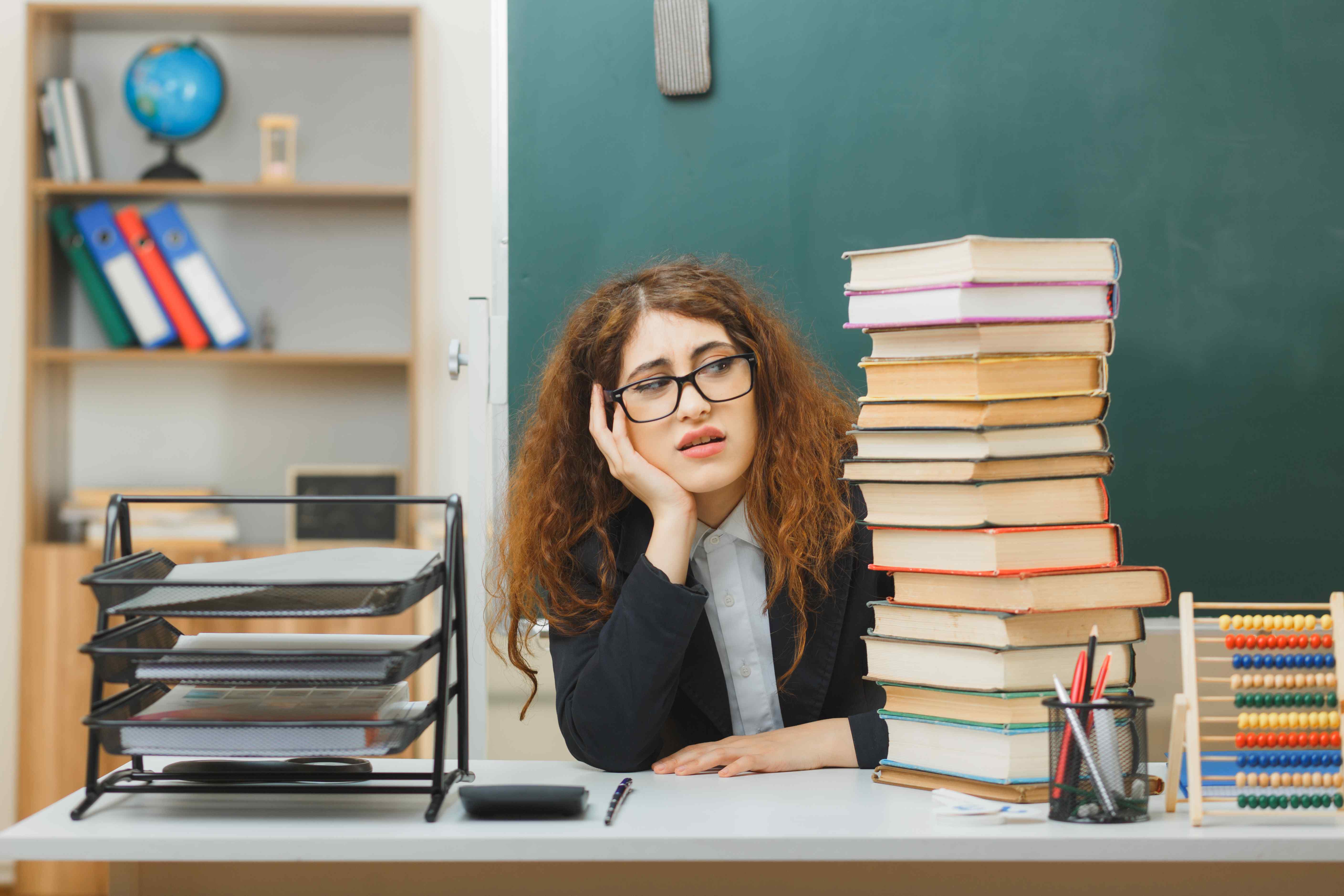 Почему молодые учителя уходят из школ — и что помогает им оставаться