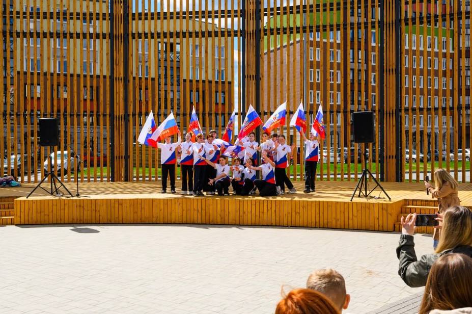 Жители города будущего ZNAK отмечают праздники на просторной площади