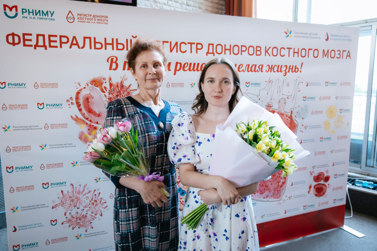 Встреча реципиента и донора костного мозга в Пироговском Университете:, слева направо: реципиент костного мозга Лилия Ковалева и донор , студентка Пироговского Университета Алина Аржанова