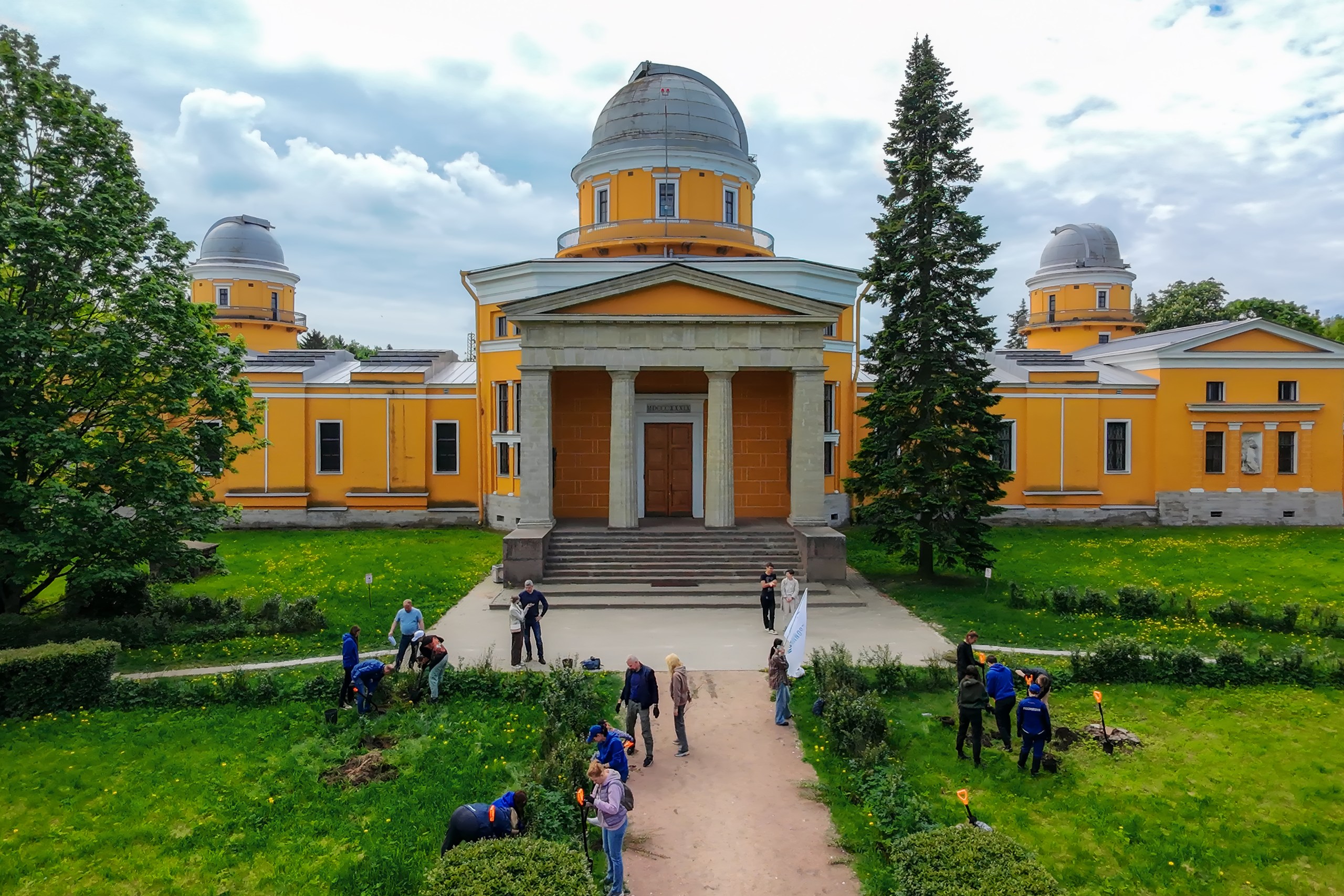 Сотрудники ГСП высадили новые растения в парке Пулковской обсерватории
