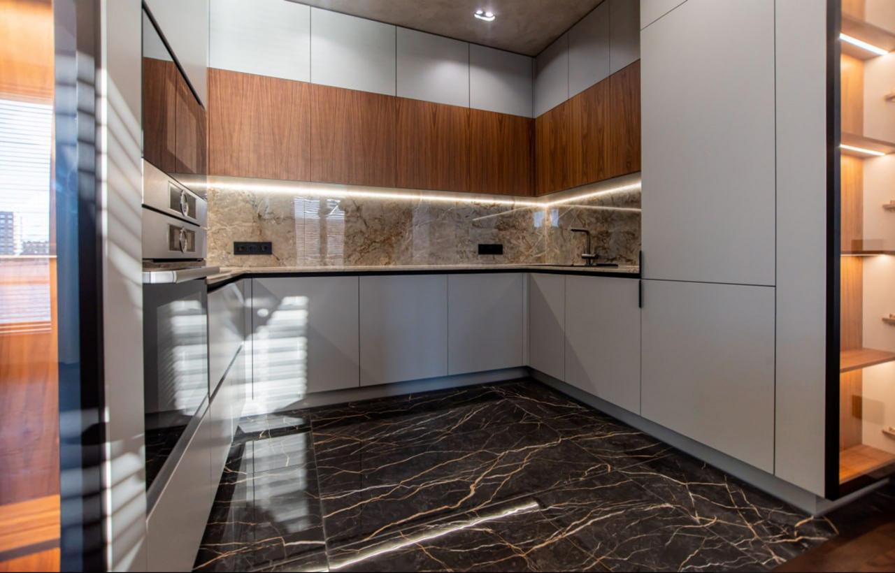 Фото готовой и смонтированной кухни в современном стиле от Domeo