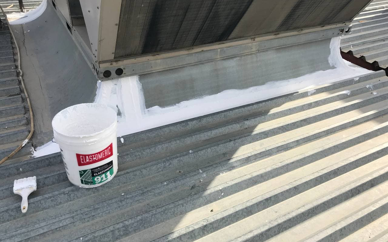 Герметизация примыканий на металлической кровле мастикой Elastomeric-911