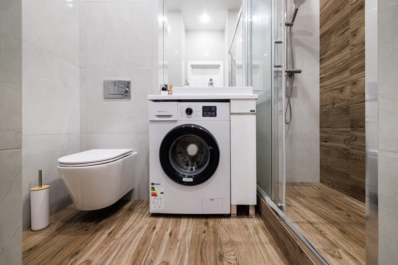 Фото готового ремонта ванной комнаты в студии 25 м2 от Domeo