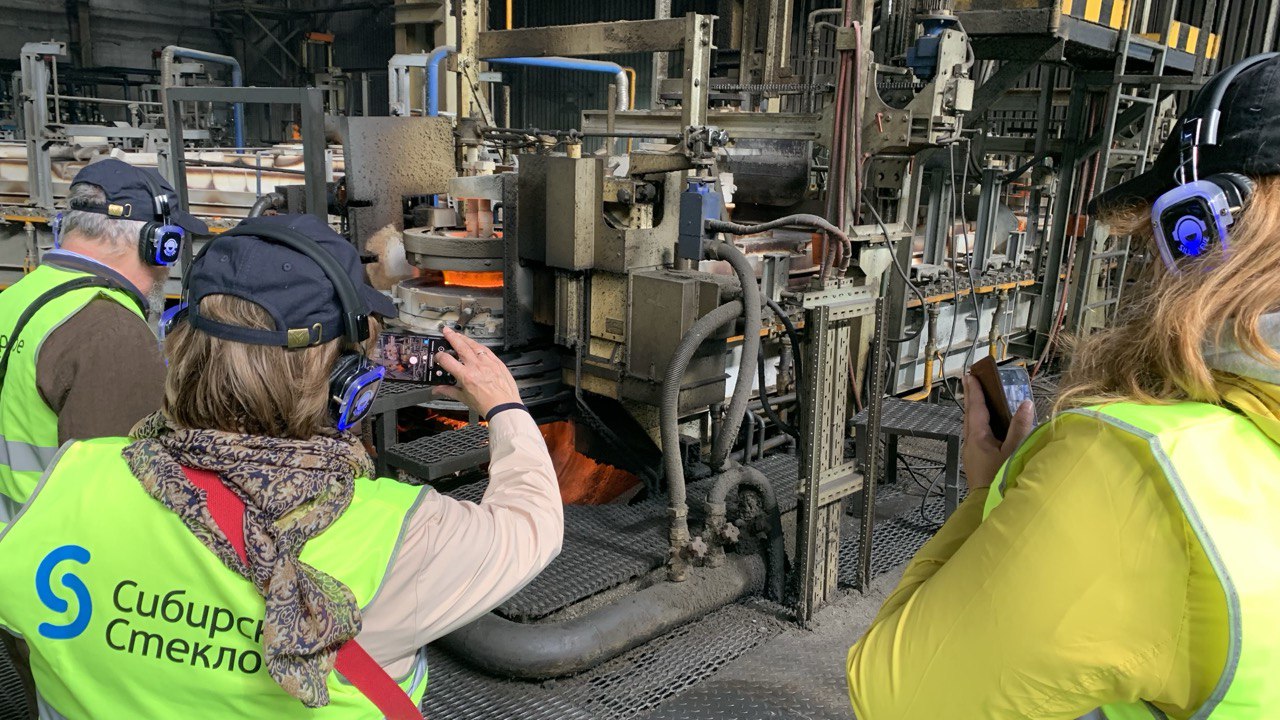 Возможности «Сибстекла» показали ученым СО РАН