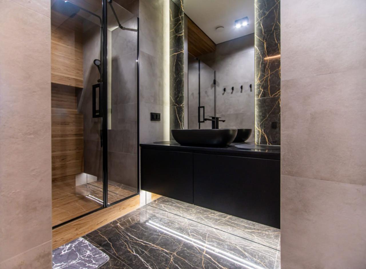 Фото готовой ванной комнаты с душевой без ботиков в готовом объекте Domeo