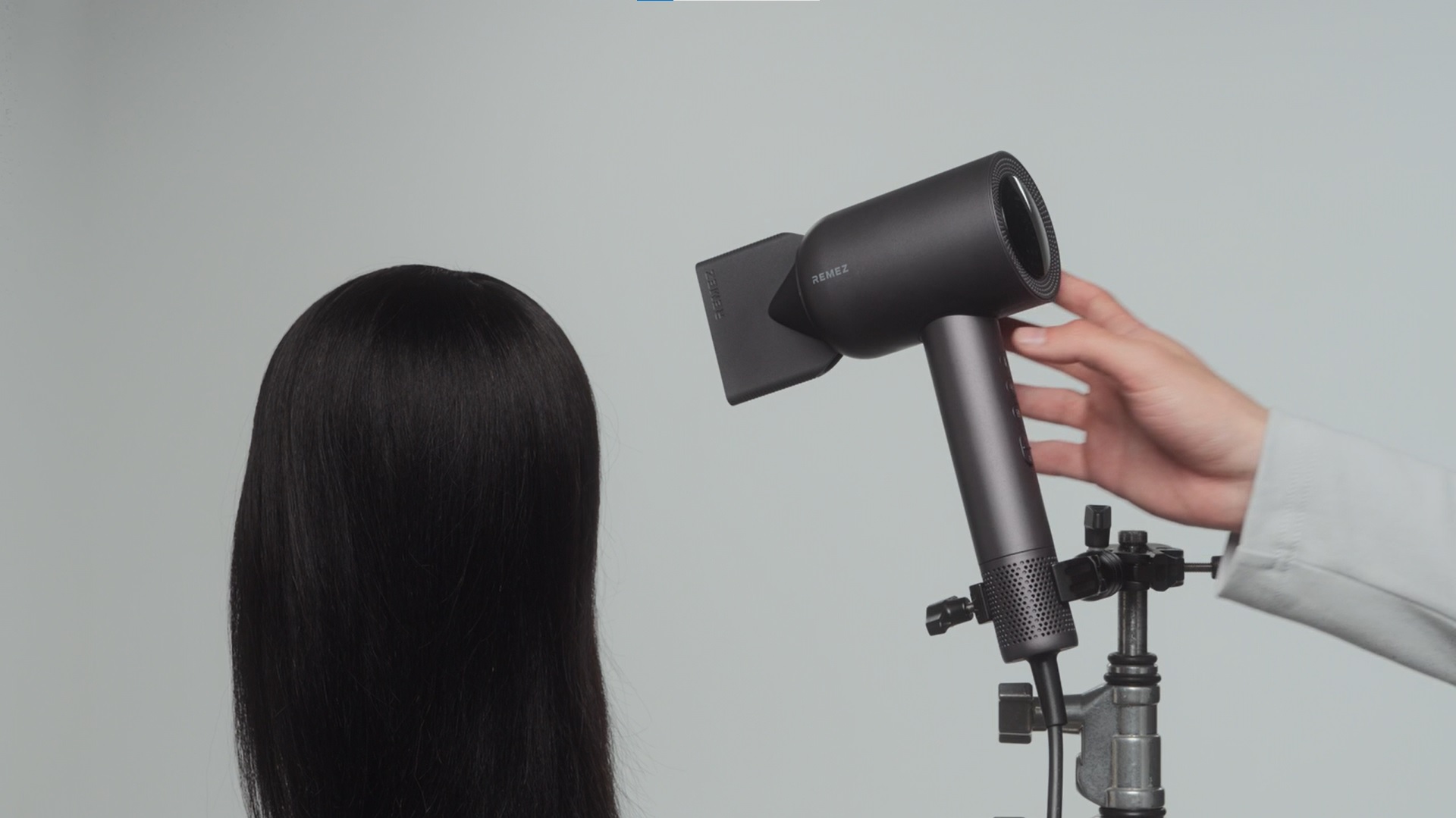 REMEZ представил новую версию фена-стайлера Model S Sensor