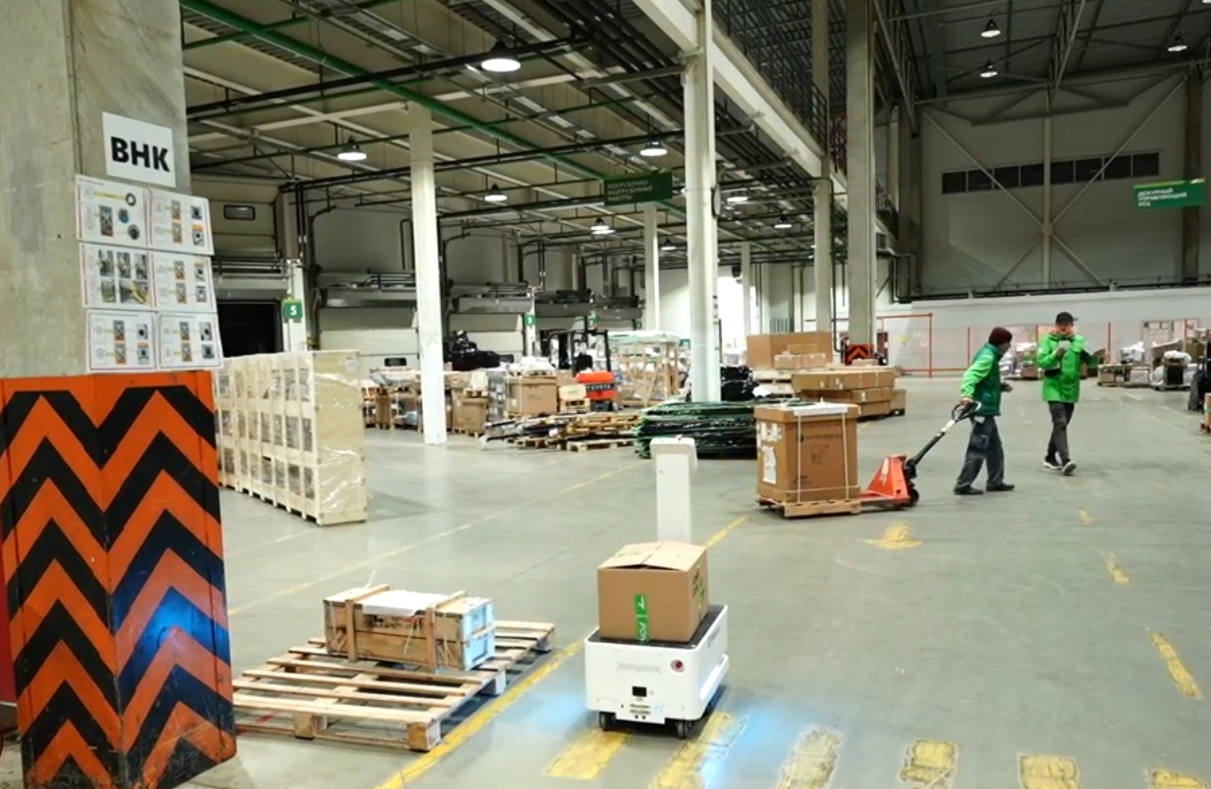 Автоматизация внутренней логистики с помощью AMR-роботов