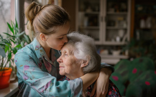 Как оформить уход за пожилым человеком старше 80 лет