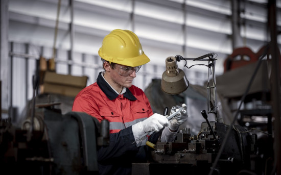 Слесарь механосборочных работ: профобучение и карьерные перспективы