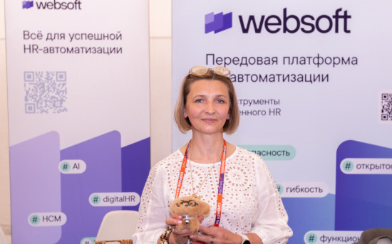 Мария Буркова, Tablogix, на конференции Learning Element 2025, на фоне логотипа спонсора