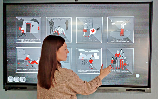 Женщина использует интерактивную программу «Алгоритм спасения»