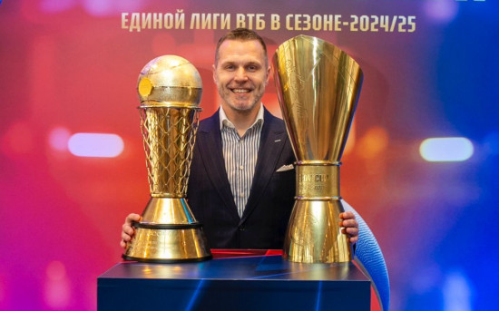 Константин Ефимов, CEO INDEVER, с чемпионскими кубками ПБК ЦСКА