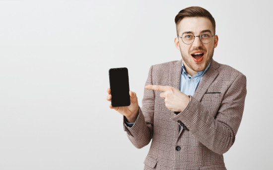 Счастливый сотрудник со смартфоном