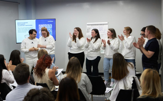 Сотрудники Академии 5 Prism во время командной встречи