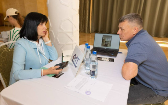 amt-business-meeting-with-designer.jpg