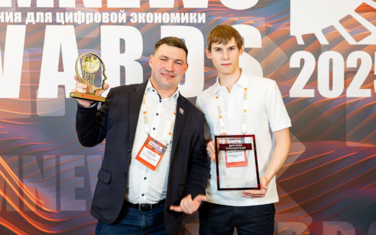 Вручение награды Comnews Awards 2025 HR-платформе МояКоманда