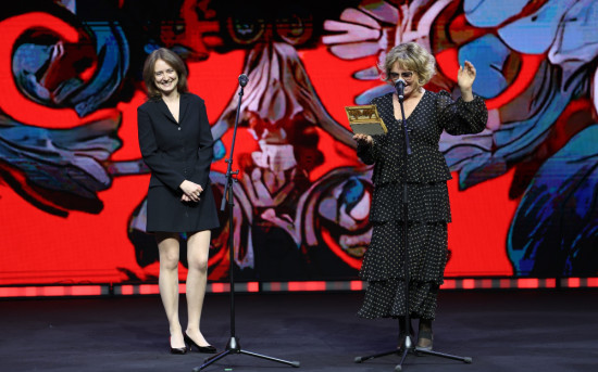 Владлена Обухова и Елена Валюшкина объявляют победителя в номинации «Лучший кастинг»