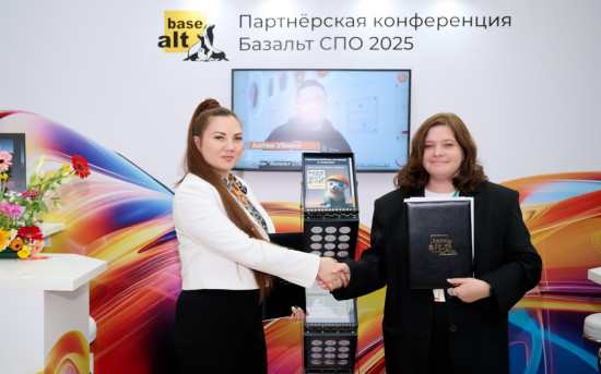 На фото: коммерческий директор «Базальт СПО» Евгения Крынина, директор Центра импортонезависимого ПО «ЛАНИТ-Интеграции» Анастасия Бочкарева.