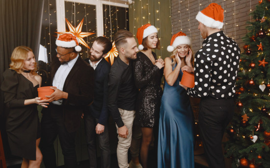 Новогодний корпоратив проводить, нельзя отменить