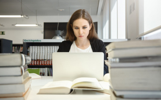 ИИ выдумывает источники: как не завалить диплом из-за этой ошибки