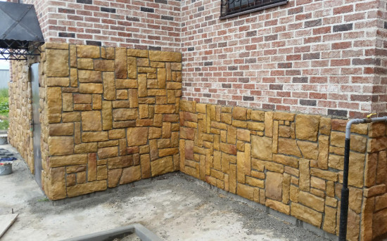 Искусственный камень: как этот материал стал стандартом в архитектуре