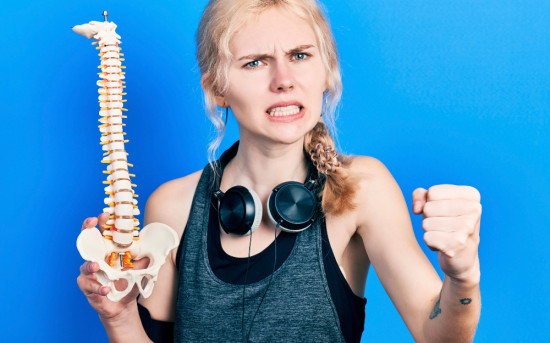 Как неправильный прикус способен «закрутить» позвоночник