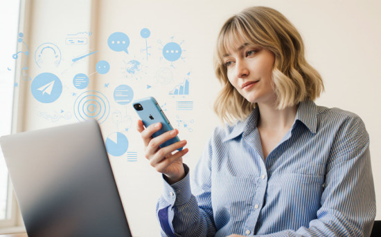 Эксперт по продвижению анализирует охваты Телеграм-канала на экране ноутбука