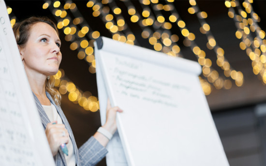 Ирина Воронина, управляющий партнер бизнес-школы АМИ, проводит бизнес-симуляцию в MyRest