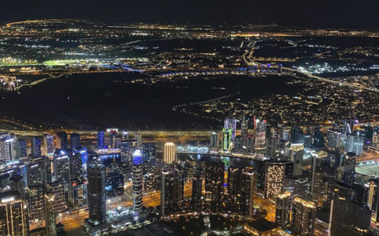 Ночной Дубаи, вид из иллюминатора самолета