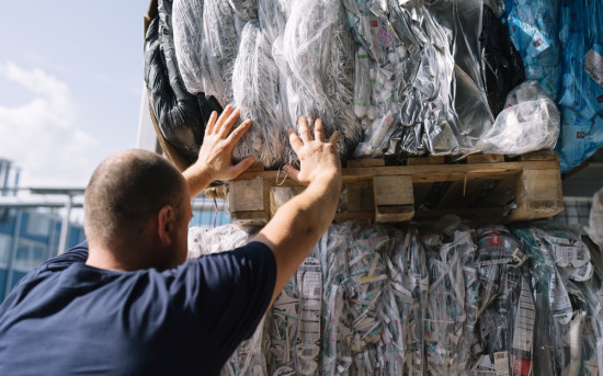 Упаковка производственных отходов на фабрике Organic Pharmaceuticals