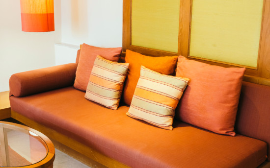 Почему взрослые перестают бояться ярких диванов