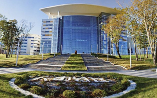 Центральный учебный корпус университета.