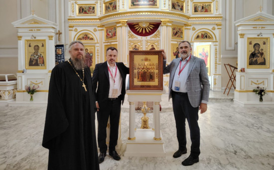 Даниил Василевский, Андрей Илиопуло и Андрей Гусаров с иконой святых покровителей предпринимателей в церкви Смоленской иконы Божией Матери