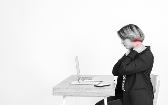 Как современный офисный образ жизни разрушает спину и суставы