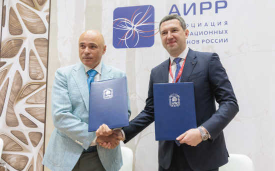 Губернатор Липецкой области Игорь Артамонов и генеральный директор компании «Петэксперт» Дмитрий Цыпин во время подписания соглашения на ПМЭФ 2025