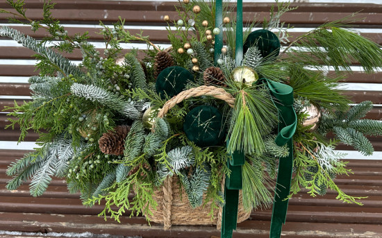 Новый год с ароматом ели — почему компании выбирают живые композиции