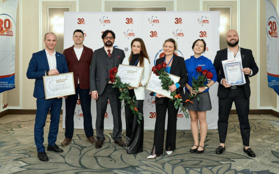 Руководитель группы по работе с учебными учреждениями Росгосстраха Юлия Глухова (по центру) на вручении дипломов за участие в реализации Стипендиальной программы