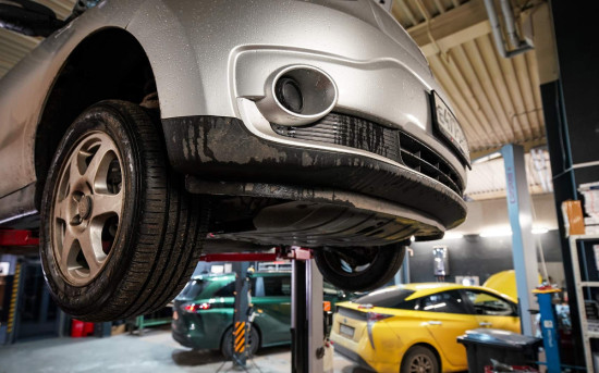 Авторынок в тисках санкций: почему автозапчасти стали «узким горлышком»